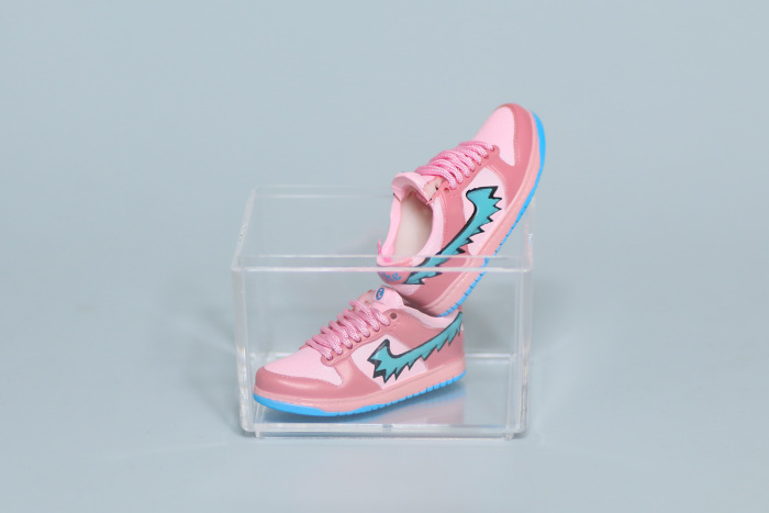 Mini Sneaker Grateful Dead x Nike SB Dunk Low Pink 3D keychain