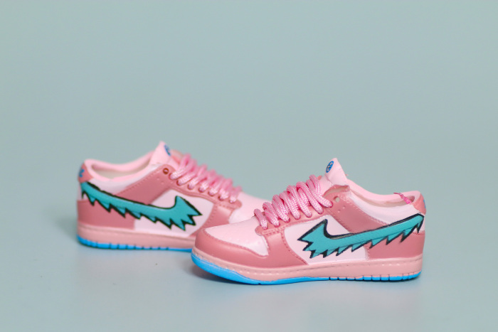 Mini Sneaker Grateful Dead x Nike SB Dunk Low Pink 3D keychain