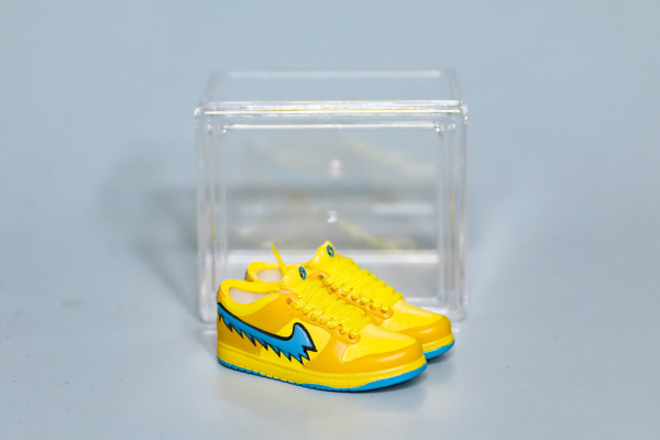 Mini Sneaker Grateful Dead x Nike SB Dunk Low Yellow 3D keychain