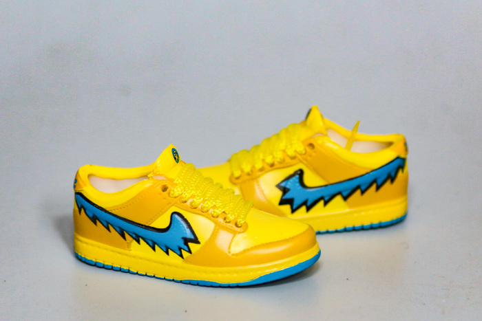 Mini Sneaker Grateful Dead x Nike SB Dunk Low Yellow 3D keychain