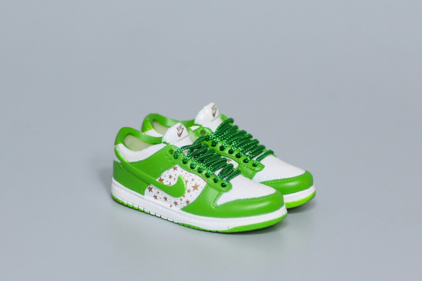 Mini Sneaker Nike SB Dunk Low Supreme Mean Green 3D keychain