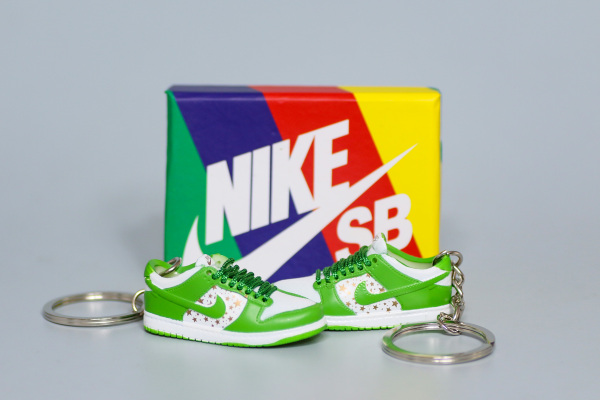 Mini Sneaker Nike SB Dunk Low Supreme Mean Green 3D keychain