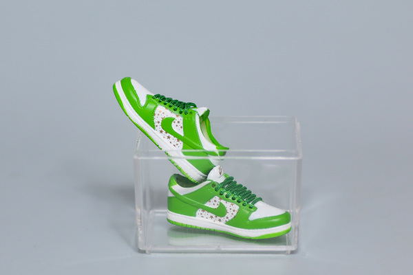 Mini Sneaker Nike SB Dunk Low Supreme Mean Green 3D keychain
