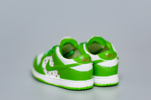 Mini Sneaker Nike SB Dunk Low Supreme Mean Green 3D keychain