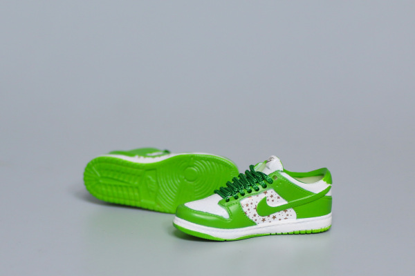 Mini Sneaker Nike SB Dunk Low Supreme Mean Green 3D keychain