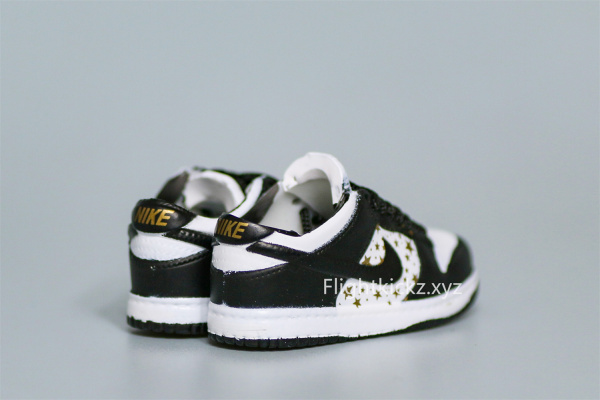 Mini Sneaker Supreme x Nike Dunk Low Black White 3D keychain