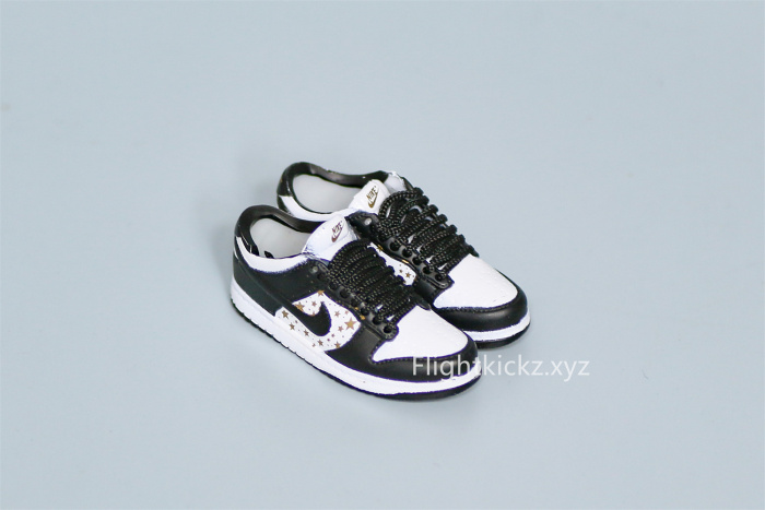 Mini Sneaker Supreme x Nike Dunk Low Black White 3D keychain