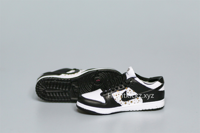 Mini Sneaker Supreme x Nike Dunk Low Black White 3D keychain