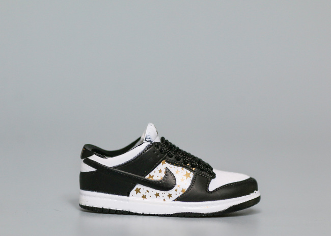 Mini Sneaker Supreme x Nike Dunk Low Black White 3D keychain