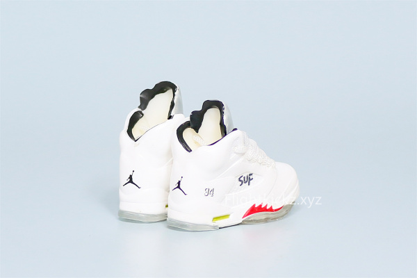 Mini Sneaker Supreme x Air Jordan 5 White 3D keychain