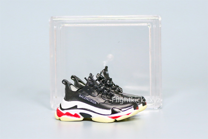 Mini Sneaker Balanciaga Triple S Bred 3D keychain