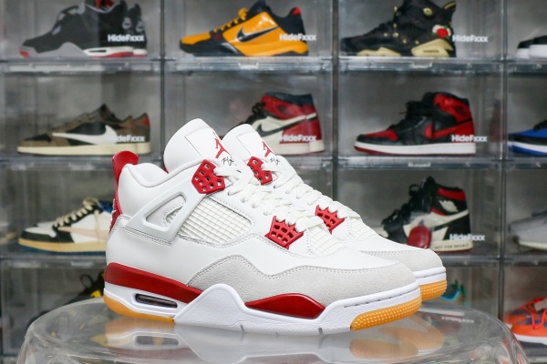 Nike SB x Air Jordan 4  Varsity Red  is a Family & Friends （A1）