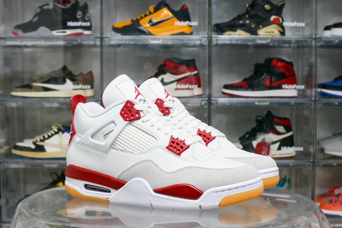 Nike SB x Air Jordan 4  Varsity Red  is a Family & Friends (LN5 A1 Batch)