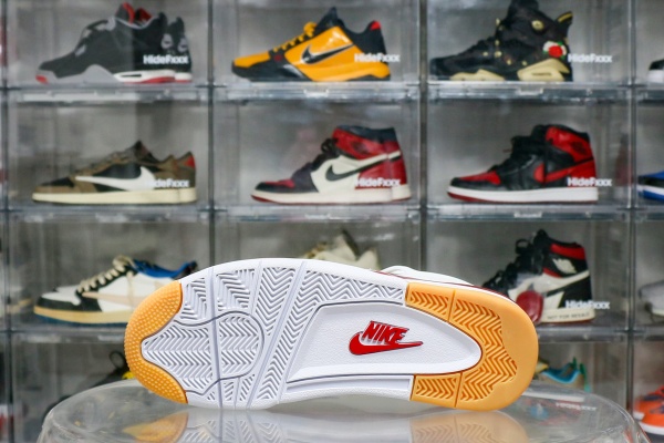 Nike SB x Air Jordan 4  Varsity Red  is a Family & Friends （A1）