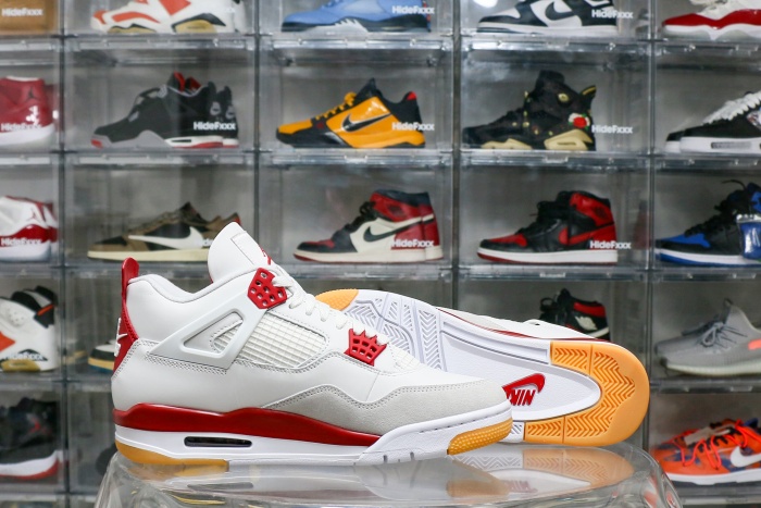 Nike SB x Air Jordan 4  Varsity Red  is a Family & Friends (LN5 A1 Batch)