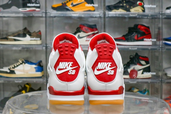 Nike SB x Air Jordan 4  Varsity Red  is a Family & Friends （A1）