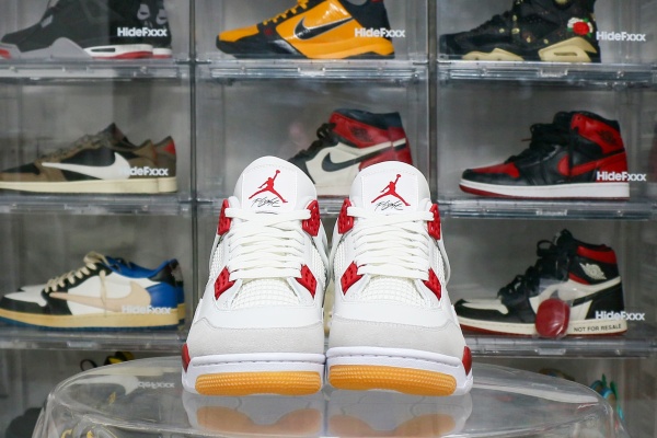 Nike SB x Air Jordan 4  Varsity Red  is a Family & Friends （A1）