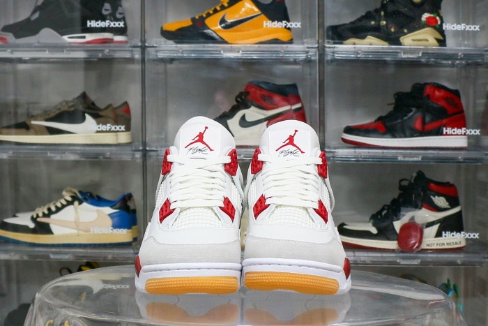Nike SB x Air Jordan 4  Varsity Red  is a Family & Friends (LN5 A1 Batch)