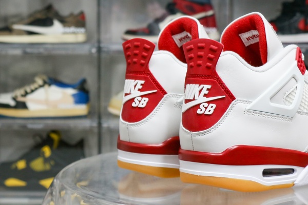 Nike SB x Air Jordan 4  Varsity Red  is a Family & Friends （A1）