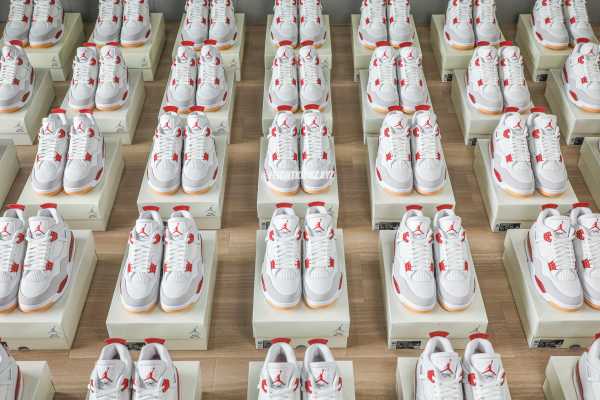 Nike SB x Air Jordan 4  Varsity Red  is a Family & Friends （A1）