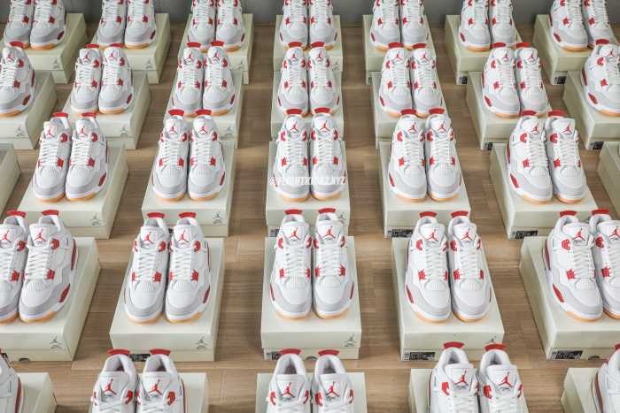 Nike SB x Air Jordan 4  Varsity Red  is a Family & Friends (LN5 A1 Batch)