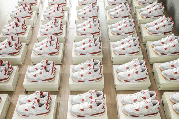 Nike SB x Air Jordan 4  Varsity Red  is a Family & Friends (LN5 A1 Batch)