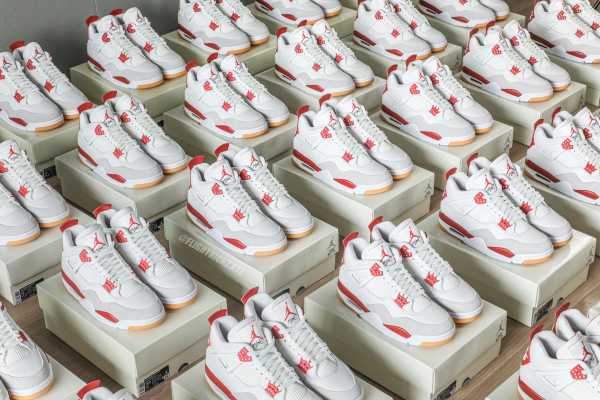 Nike SB x Air Jordan 4  Varsity Red  is a Family & Friends （A1）