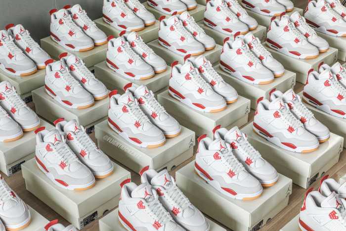Nike SB x Air Jordan 4  Varsity Red  is a Family & Friends (LN5 A1 Batch)