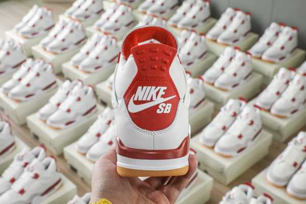Nike SB x Air Jordan 4  Varsity Red  is a Family & Friends （A1）
