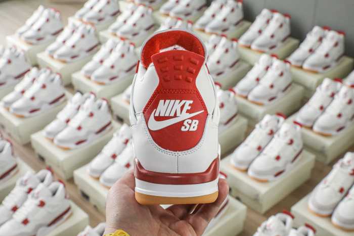 Nike SB x Air Jordan 4  Varsity Red  is a Family & Friends (LN5 A1 Batch)