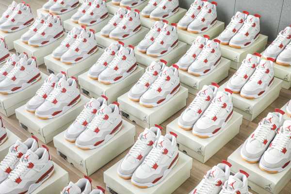 Nike SB x Air Jordan 4  Varsity Red  is a Family & Friends （A1）