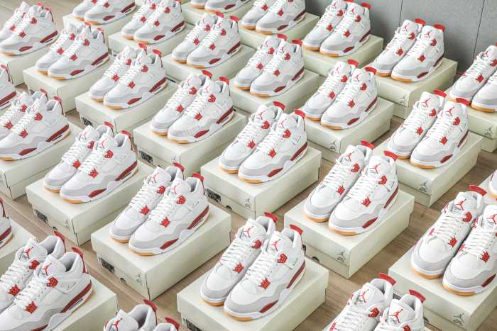 Nike SB x Air Jordan 4  Varsity Red  is a Family & Friends (LN5 A1 Batch)