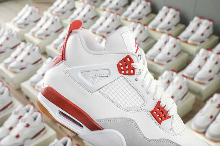 Nike SB x Air Jordan 4  Varsity Red  is a Family & Friends (LN5 A1 Batch)