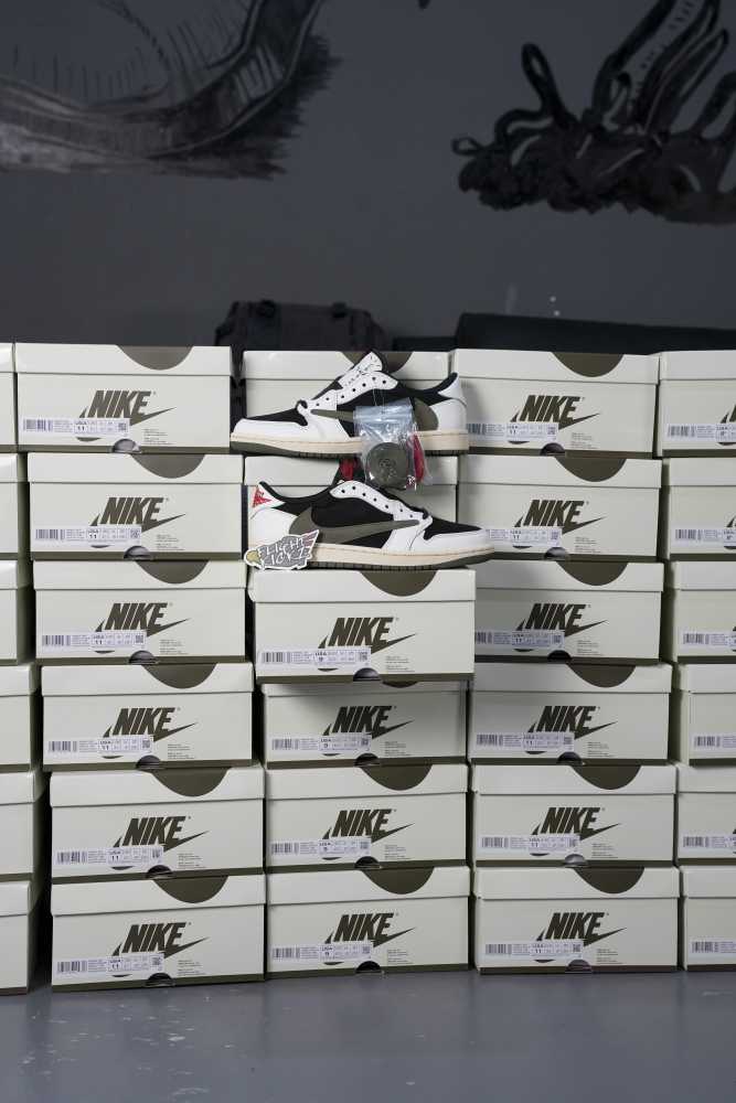 US Warehouse: Travis Scott x Air Jordan 1 Low OG SP WMNS Olive （A1）
