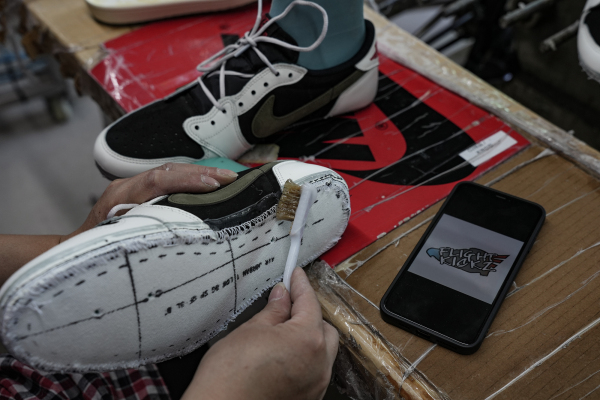US Warehouse: Travis Scott x Air Jordan 1 Low OG SP WMNS Olive （A1）