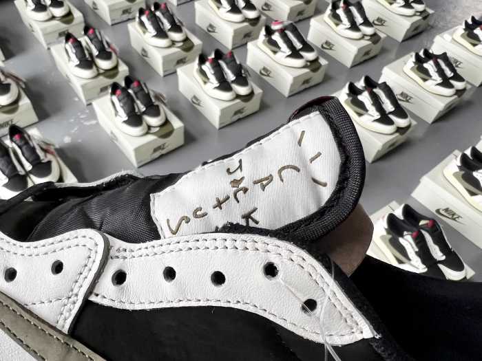 US Warehouse: Travis Scott x Air Jordan 1 Low OG SP WMNS Olive （A1）