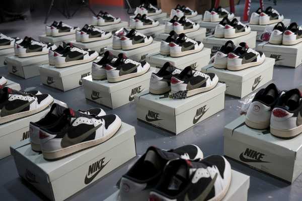 US Warehouse: Travis Scott x Air Jordan 1 Low OG SP WMNS Olive （A1）