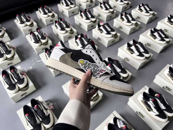 US Warehouse: Travis Scott x Air Jordan 1 Low OG SP WMNS Olive （A1）