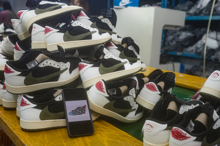 US Warehouse: Travis Scott x Air Jordan 1 Low OG SP WMNS Olive （A1）