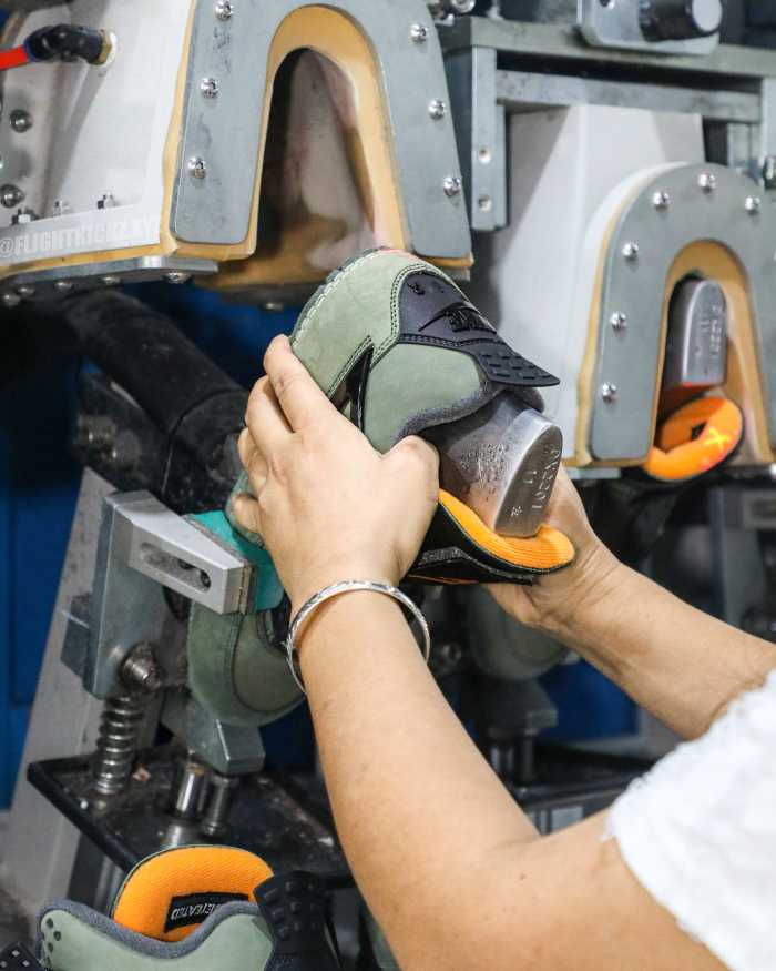 US Warehouse: Jordan 4 Retro OG SP Undefeated 2025 (A1 )