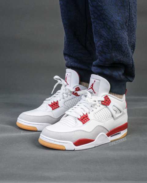 Nike SB x Air Jordan 4  Varsity Red  is a Family & Friends （A1）
