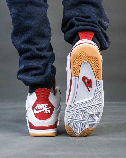 Nike SB x Air Jordan 4  Varsity Red  is a Family & Friends （A1）