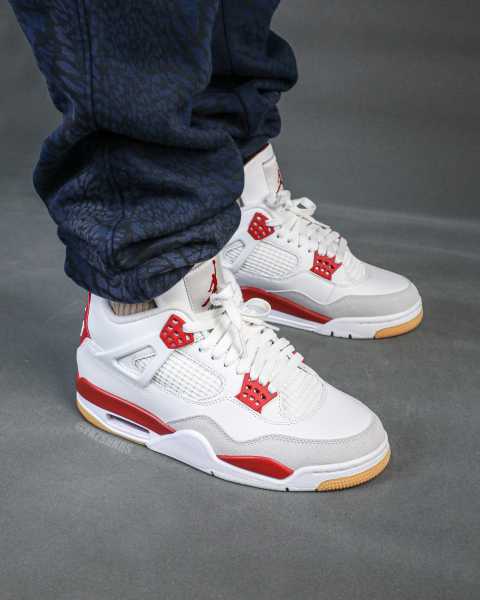 Nike SB x Air Jordan 4  Varsity Red  is a Family & Friends （A1）