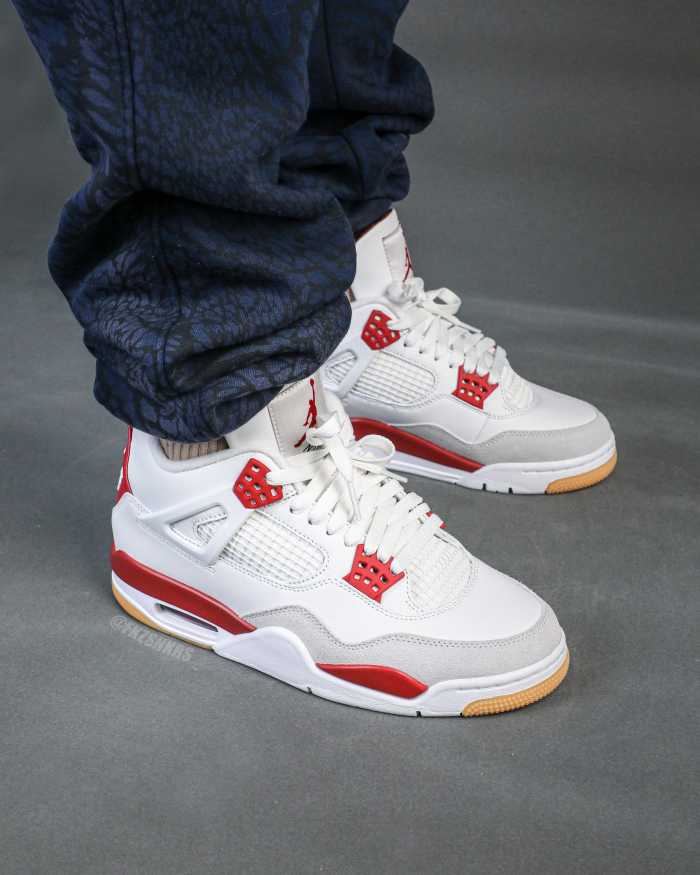 Nike SB x Air Jordan 4  Varsity Red  is a Family & Friends (LN5 A1 Batch)
