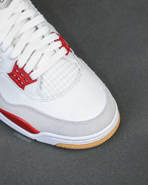 Nike SB x Air Jordan 4  Varsity Red  is a Family & Friends （A1）