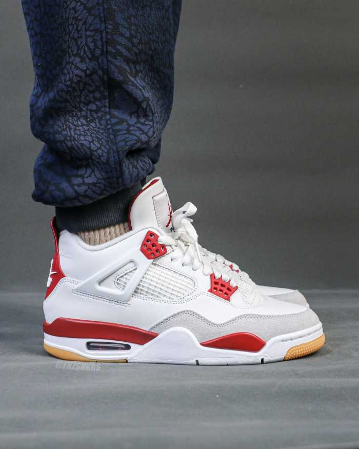 Nike SB x Air Jordan 4  Varsity Red  is a Family & Friends (LN5 A1 Batch)