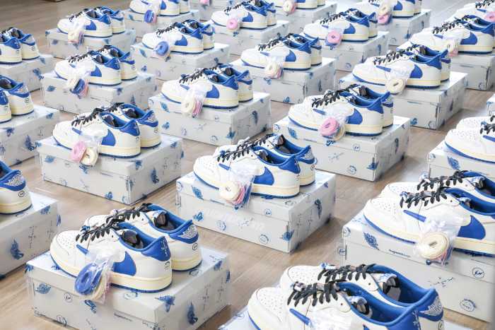 Travis Scott x Fragment x Air Jordan 1 Low OG (Ln5 A1)