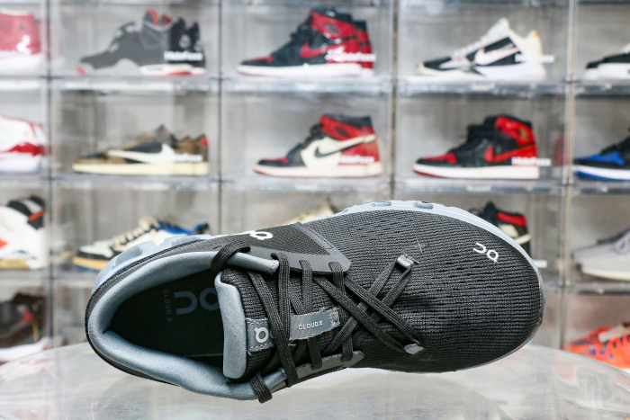 On Running Cloud X 4 Black Chambray