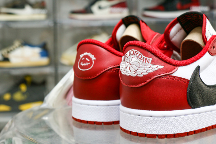 Travis Scott x Air Jordan 1 Retro Low  Chicago 