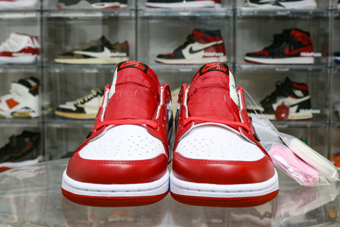 Travis Scott x Air Jordan 1 Retro Low  Chicago 